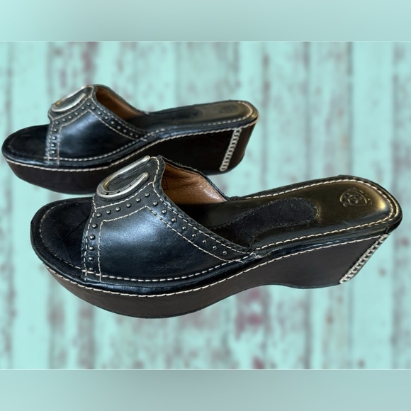 Ariat Shoes - Cowgirl Cute Leather Platform Sandals by Ariat Metal Horseshoe & Lucky Clover